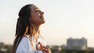mulher feliz olhando para o céu