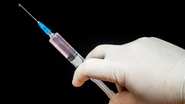 medicamento dentro de seringa com agulha.