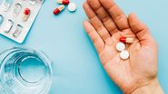 indivíduo com medicamentos em mãos.