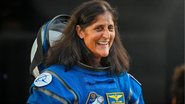 Sunita Williams, posando sorridente e trajando space suit.