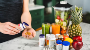 Indivíduo prestes a ingerir cápsulas de suplemento alimentar.