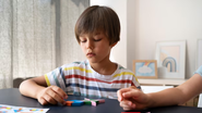 Criança autista brincando com tutor.
