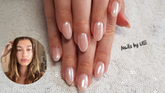 Unhas com efeito cristal ao lado de imagem de Hailey Bieber.