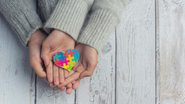 Mãos de diversas pessoas coloridas