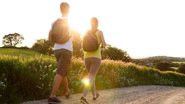 casal praticando caminhada ao ar livre.