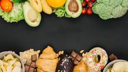 Diferentes tipos de comida dispostos em lados opostos de uma mesa.