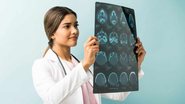 médica analisando epilepsia em criança