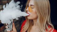 mulher fumando vape.