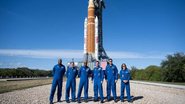 astronautas em frente a foguete.
