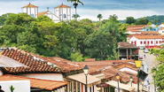 Cidade de Pirenópolis fotografada do alto.