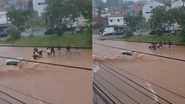 Jovem sendo resgatada em meio a enchente.