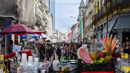 Rua do Senado, no Rio de Janeiro, cheia de pessoas transitando.