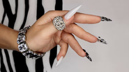 Unhas muito decoradas.