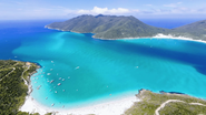 praia de água tansparente