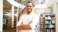 Bibliotecário em meio a livros.