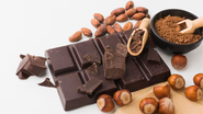 Cacau disposto ao lado de chocolate.