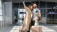 casal no aeroporto prestes a viajar