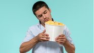 Homem segurando pote de batata com conservante