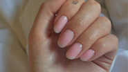 Unhas estilo blurry nails em cor rosa.