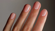 unhas estilo 'soap nails'.