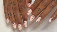 Unhas estilo poá.