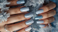unhas azuis em acabamentos diferentes.
