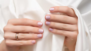 unhas curtas em tom rosado.