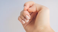 Unhas quebradas.