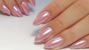unhas cor de rosa com efeito chromado.