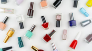 diversos esmaltes de cores distintas espalhados