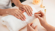 mulher na manicure