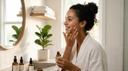 mulher fazendo skincare minimalista