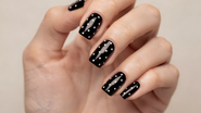 Unhas em poá preto e branco
