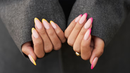 Unhas francesinhas coloridas.