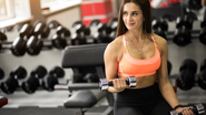 mulher treinando na academia