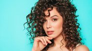 Mulher de perfil com cabelo ondulado tipo 2C definido e sem frizz