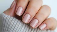unhas pintadas com tom nude
