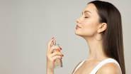 Mulher usando perfume