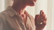 mulher usando perfume
