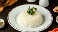 bowl com arroz em cima de mesa.