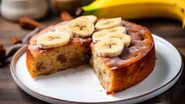 bolo de banana fatiado, com pedaços de banana em cima.