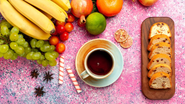 mesa de café da manhã com frutas, café e pedaços depão fatiados