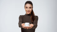 mulher segurando xícara de café