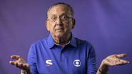 Galvão Bueno encarando a câmera com expressão divertida.
