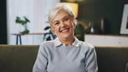 mulher idosa sorrindo de forma leve e descontraída