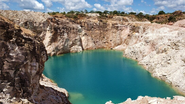 lago de cor verde chamativa cercado de pedras esbranquiçadas