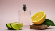 perfume cítrico ao lado de rodelas de limão.