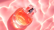 perfume de frasco rosa, sob fundo rosa e molhado.