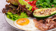 prato low carb, com ovos, folhas, abacate e fibras.