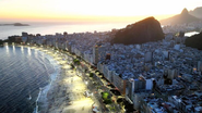 vista aerea da praia de Copacabana ao anoitecer.